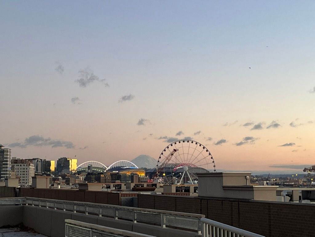 Seattle skyline with Mount Rainier in the background