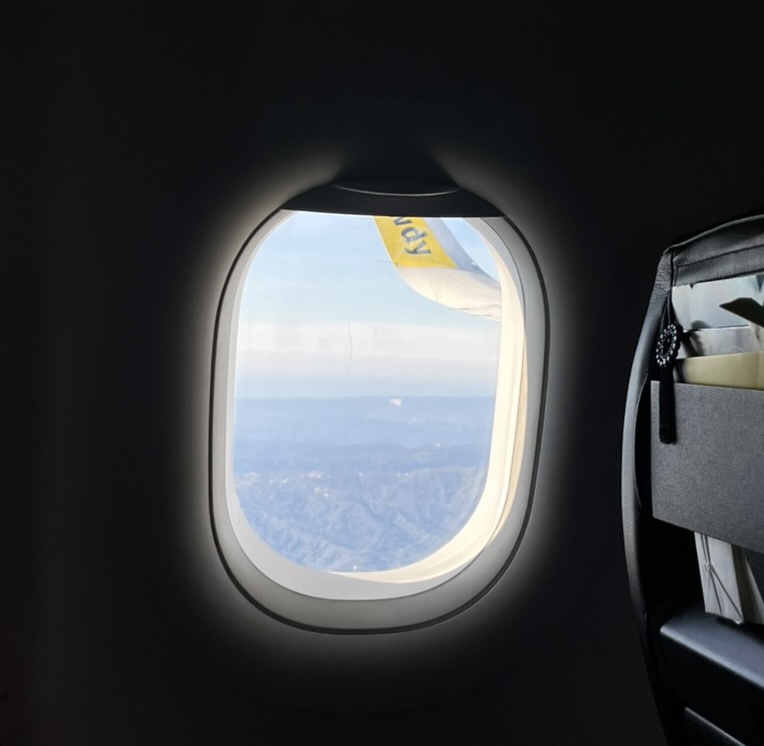 A picture of the window of a plane