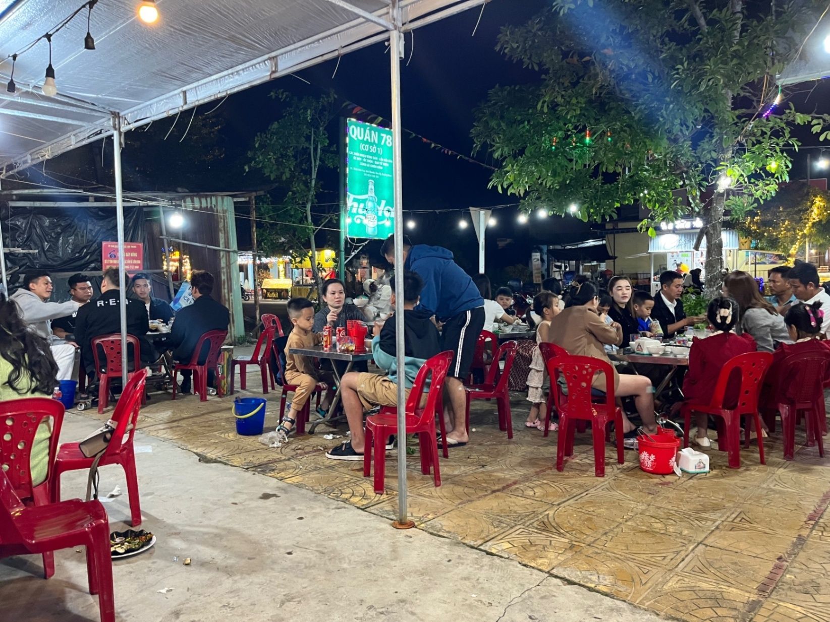 Lively stalls in Tam Thánh